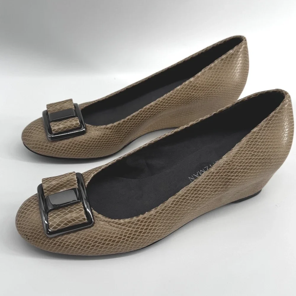 Stuart Weitzman Tan Snakeskin Embossed Buckle Wedge‎ Pumps TW39859 8.5M Leather - Picture 4 of 6